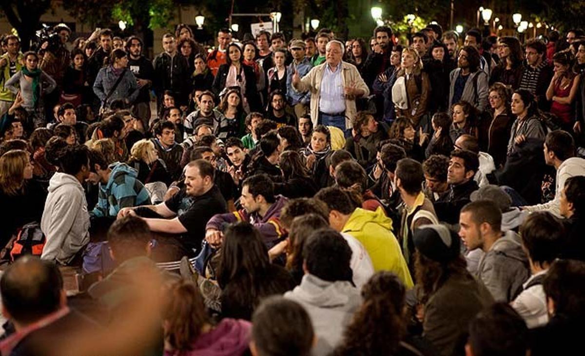 Un home expressa la seva opinió a l’assemblea organitzada dimarts a la nit a la plaça de Catalunya.