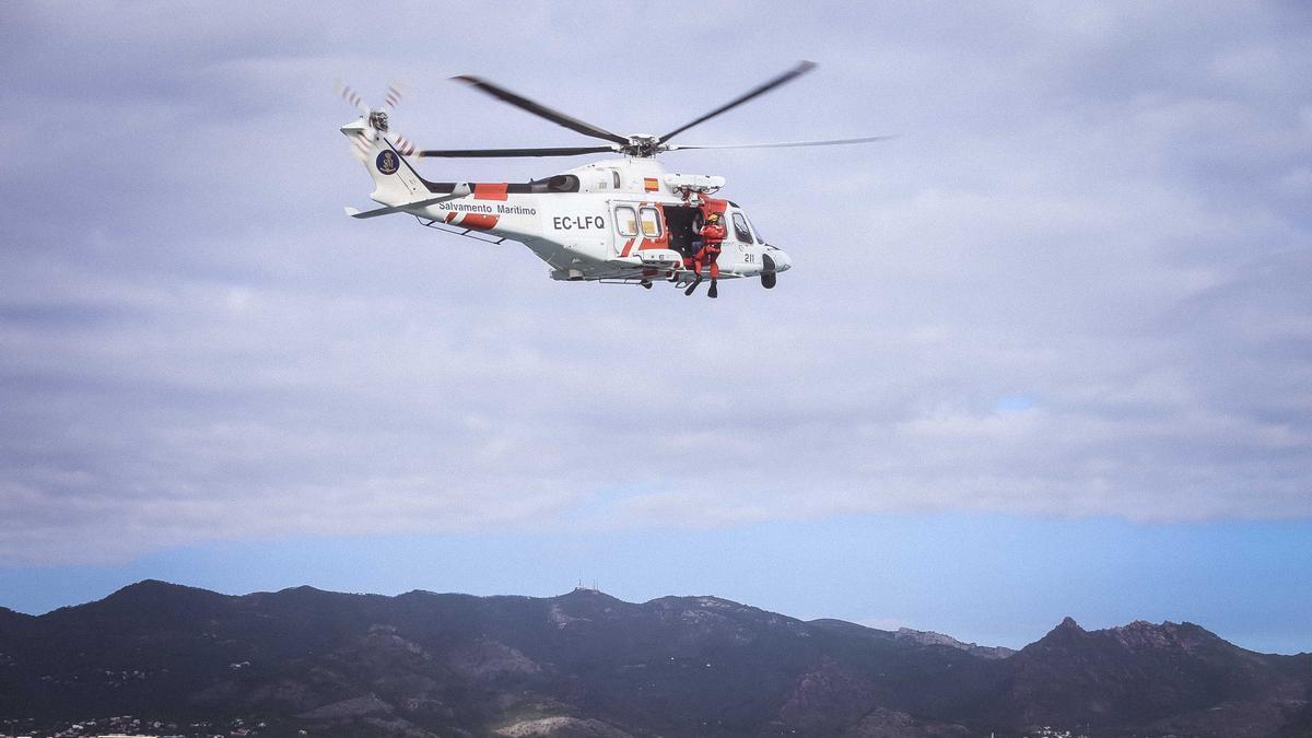 Un helicóptero de Salvamento Marítimo ha asistido a la avioneta.