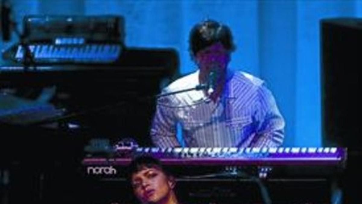 Norah Jones, al piano, durante su concierto del jueves en el Auditori.