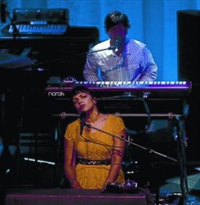 Norah Jones, al piano, durante su concierto del jueves en el Auditori.