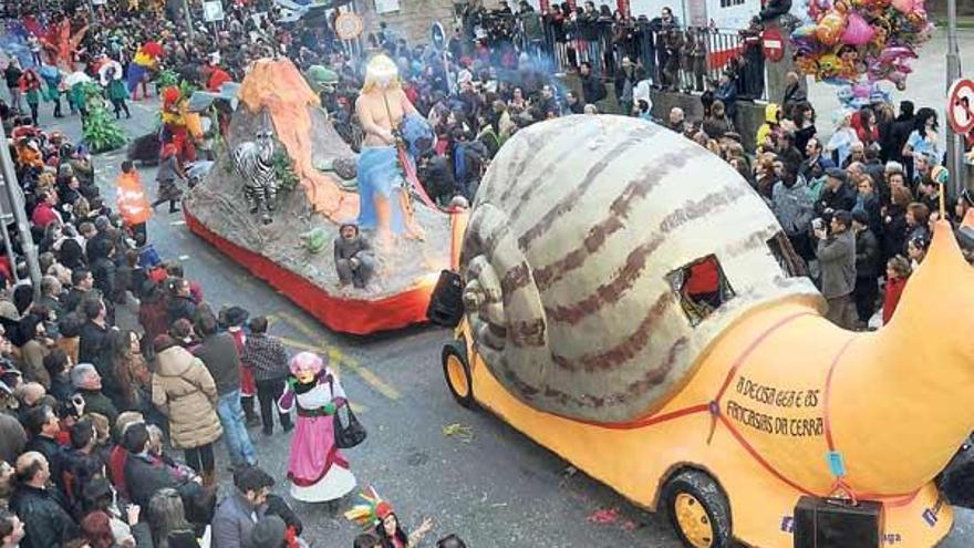 Miles de pontevedreses viven en las calles el multitudinario desfile del Carnaval 2012