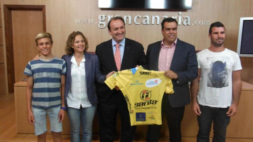 Adelina González, Ricardo Fernández y Melchor Camón sujetan una camiseta del campeonato en la presentación. | lp / dlp