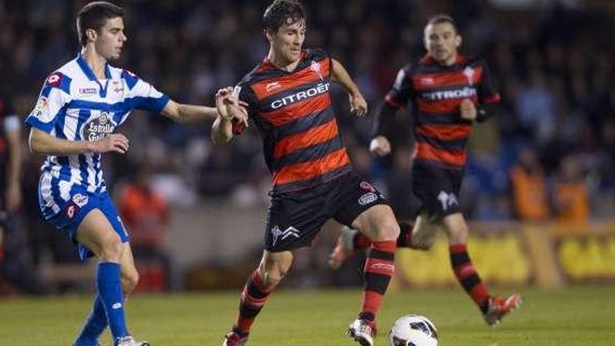 Juan Domínguez pugna con Bermejo el viernes en Riazor. // 13Fotos