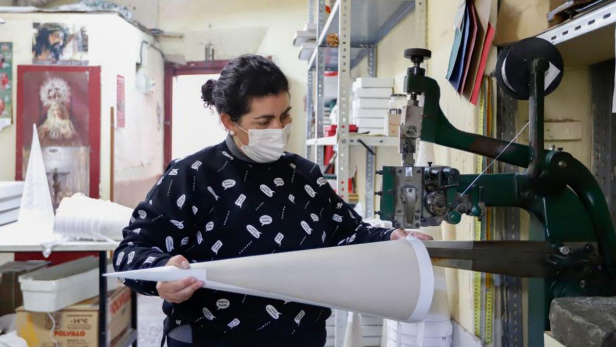 Actividad 8 Inmaculada Arenas, durante la fabricación de un capirote.