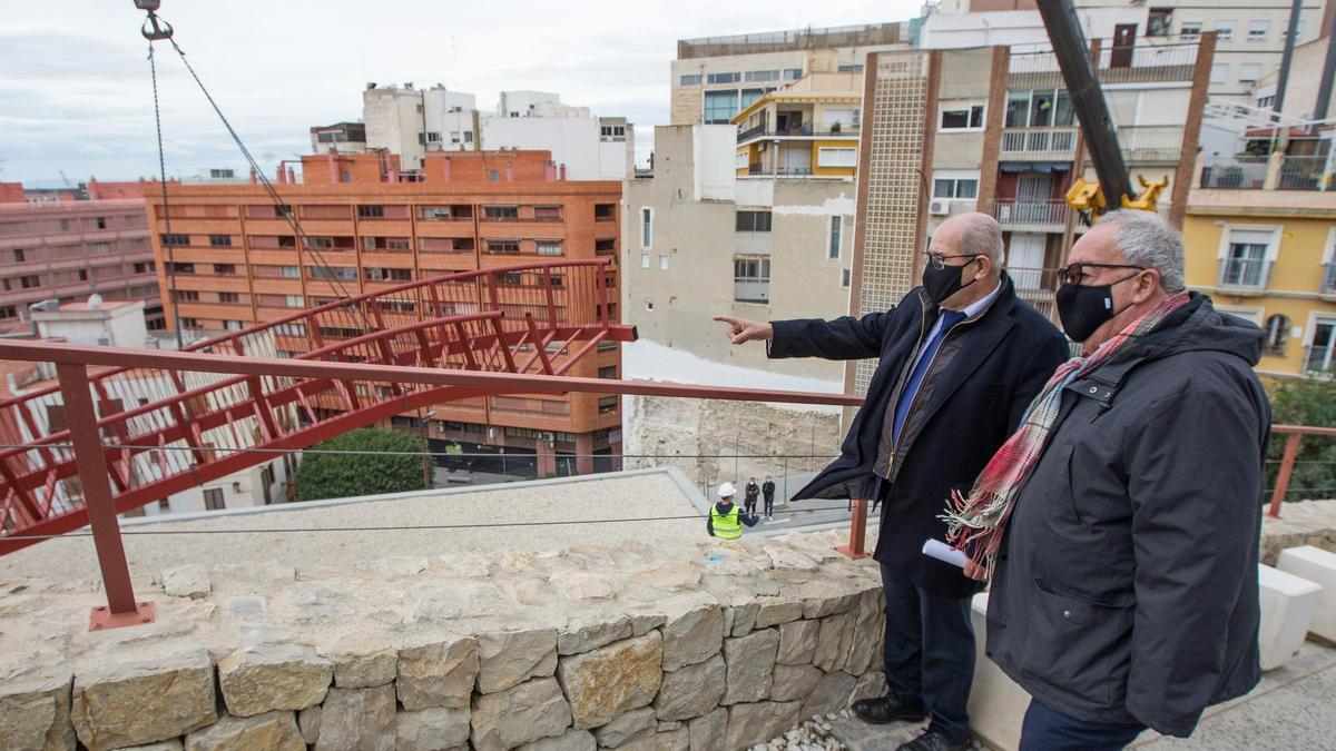 Gaspar Mayor, a la derecha, junto al entonces concejal de Vivienda, Jose Ramon Gonzalez, en una imagen del pasado mandato previa a la jubilación del gerente