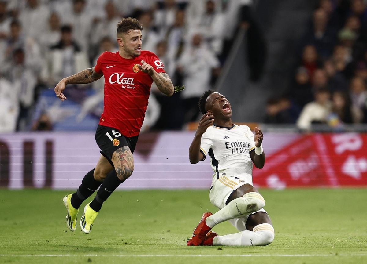 Maffeo y Vinicius, en un lance de un partido entre el Mallorca y el Real Madrid.