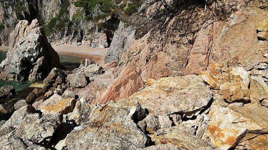 Les roques caigudes en el camí de ronda.