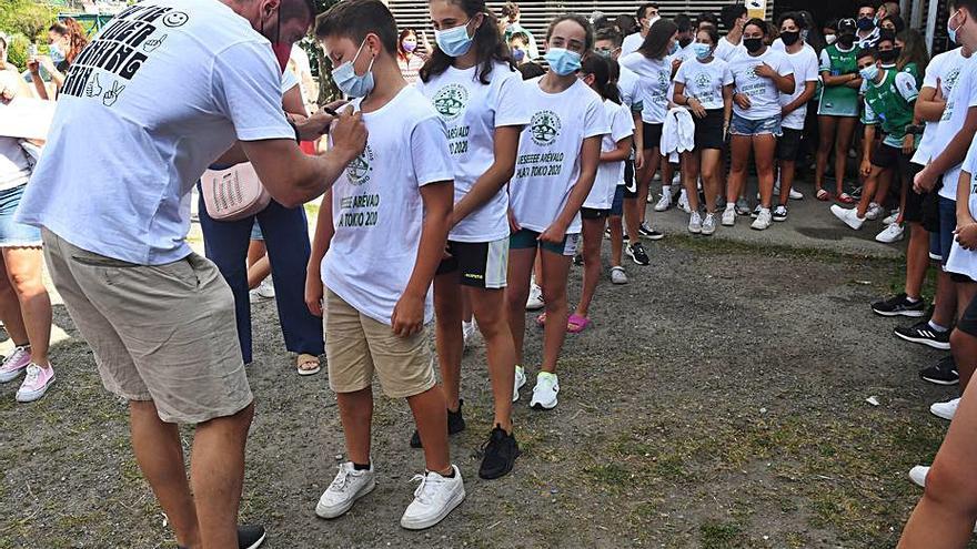 Fila de niños que esperan recibir el autógrafo en sus camisetas. |   // C. P.