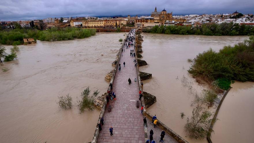El río Guadalquivir se desborda a su paso por Córdoba