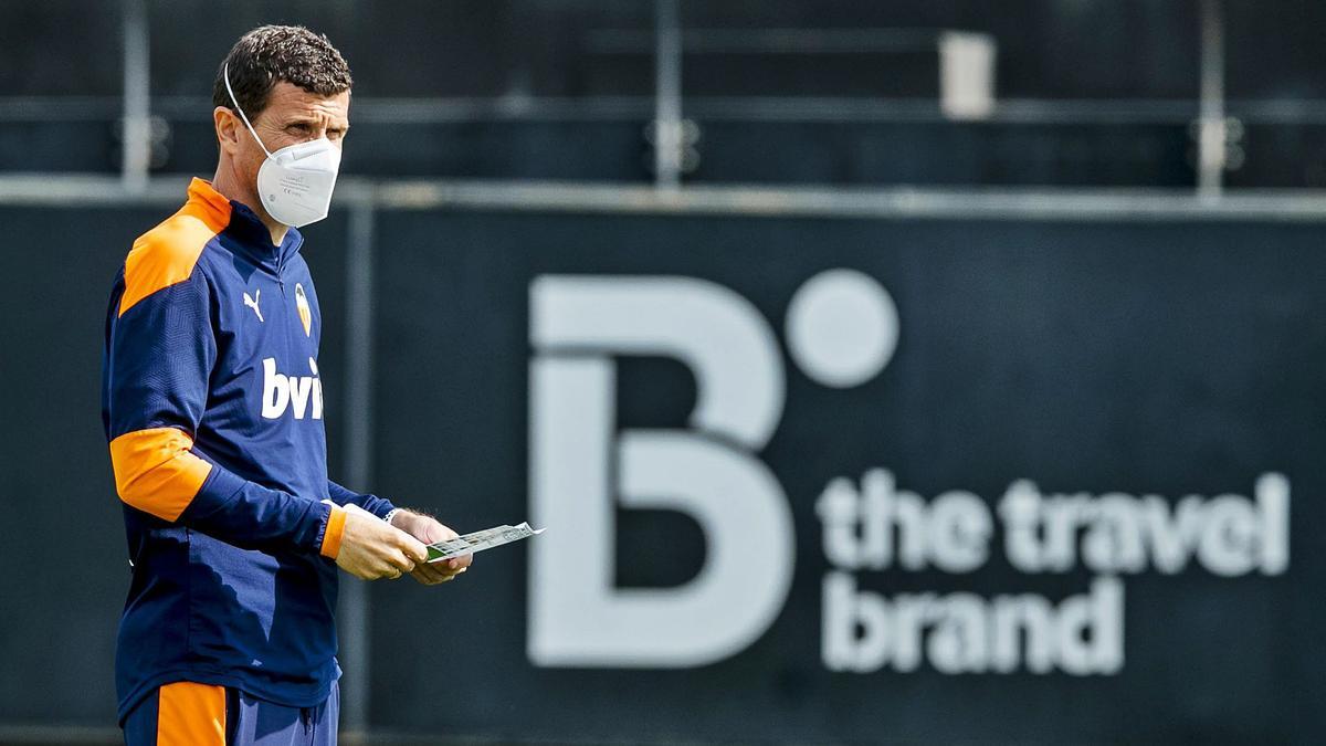 Javi Gracia, en uno de los
campos de entrenamiento
de Paterna, ayer.  valencia cf