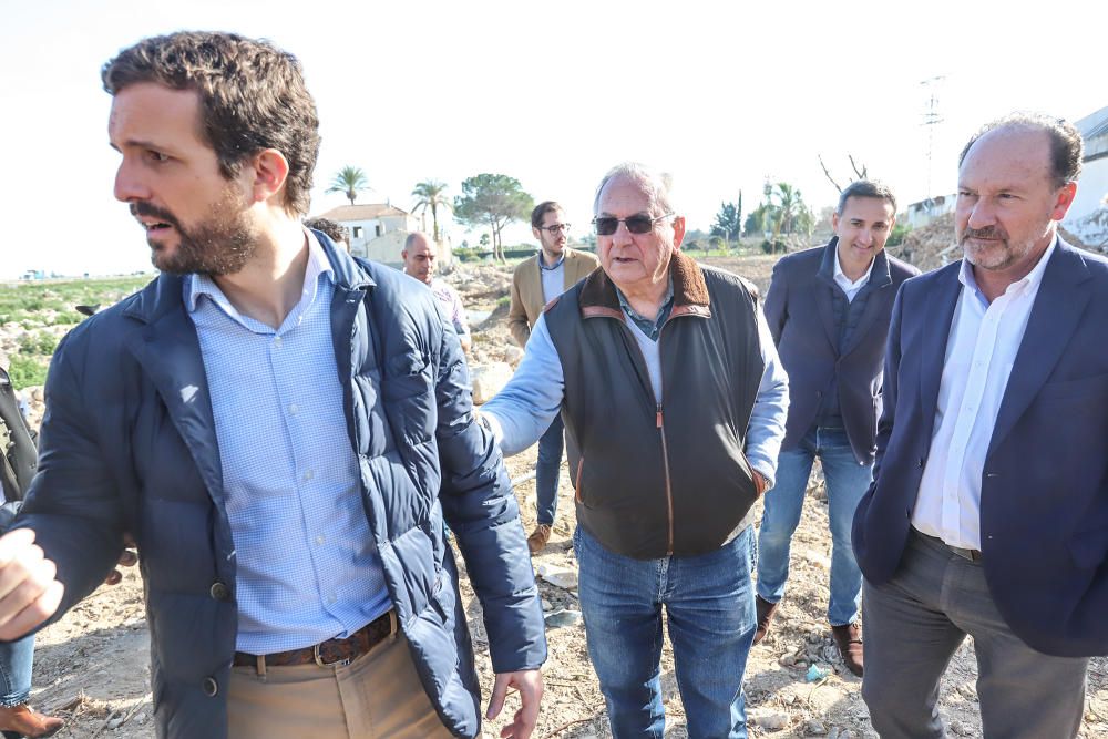 El presidente del PP, Pablo Casado, visita la zona de Almoradí en la que se rompió la mota del Segura