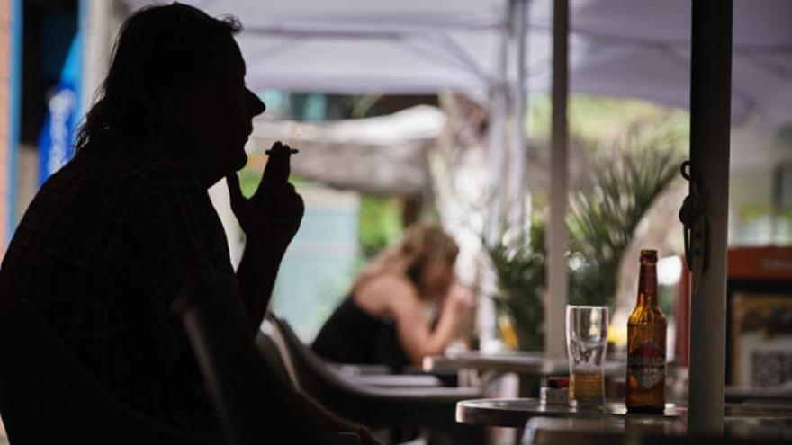 Un hombre fuma en una terraza en Santa Cruz de Tenerife.