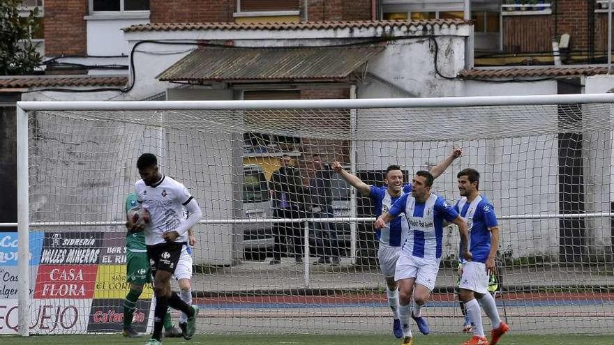 Polo, en el centro, celebrando el gol del pasado fin de semana.