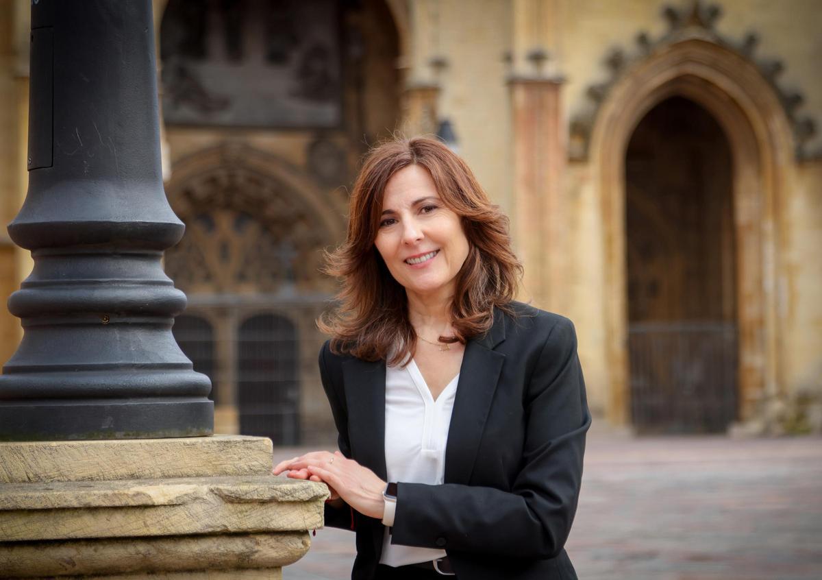 Mayte Uceda, en la plaza de la Catedral de Oviedo.