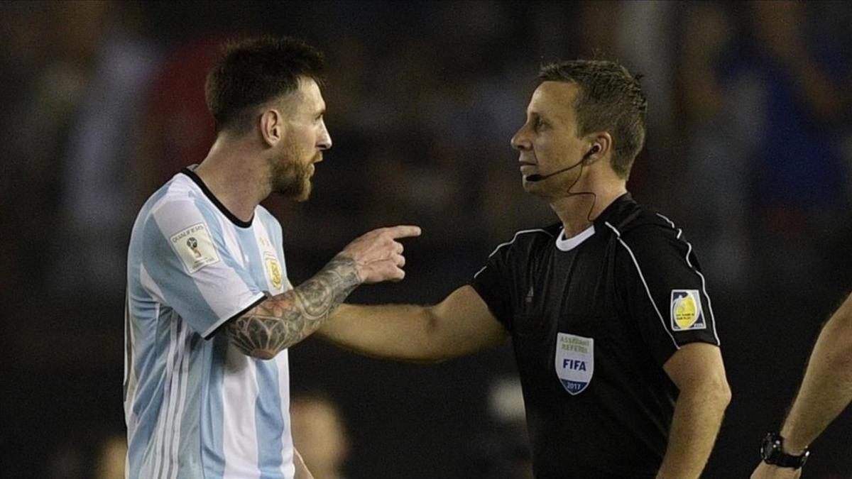 Leo Messi señalando al árbitro asistente Emerson Augusto durante el partido contra Chile con la selección argentina