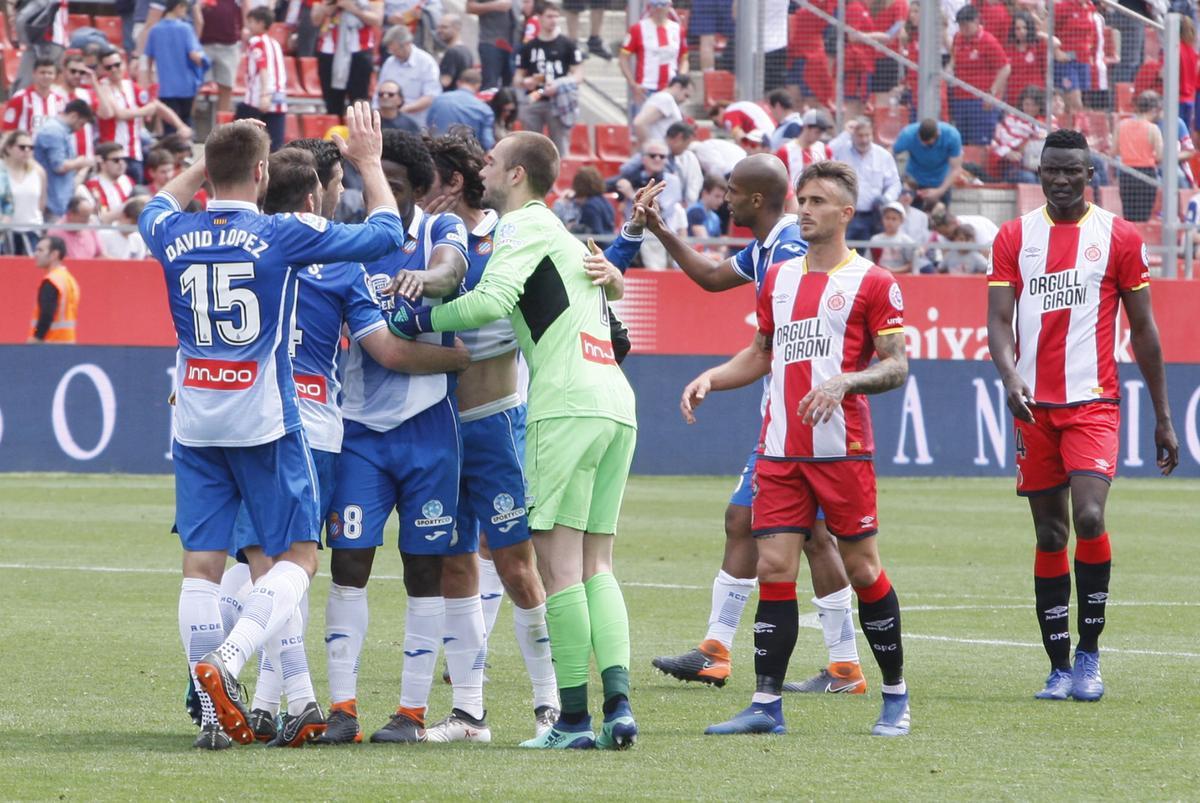 Els jugadors de l'Espanyol celebren el triomf de la temporada 2017-18