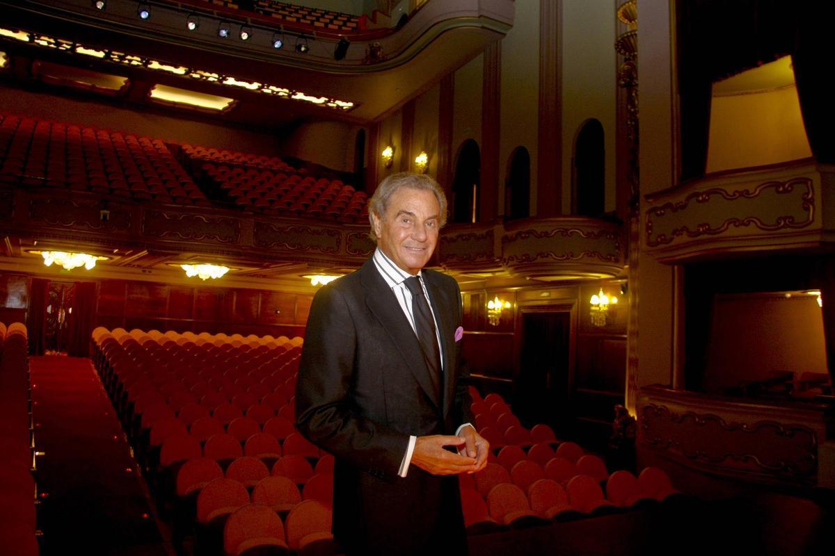 Arturo Fernández, en el teatro Jovellanos, en una foto de archivo.