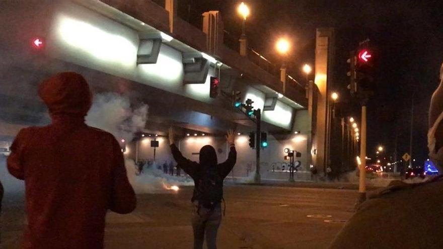 Protestas callejeras que acabaron en graves incidentes, como el incendio de edificios.