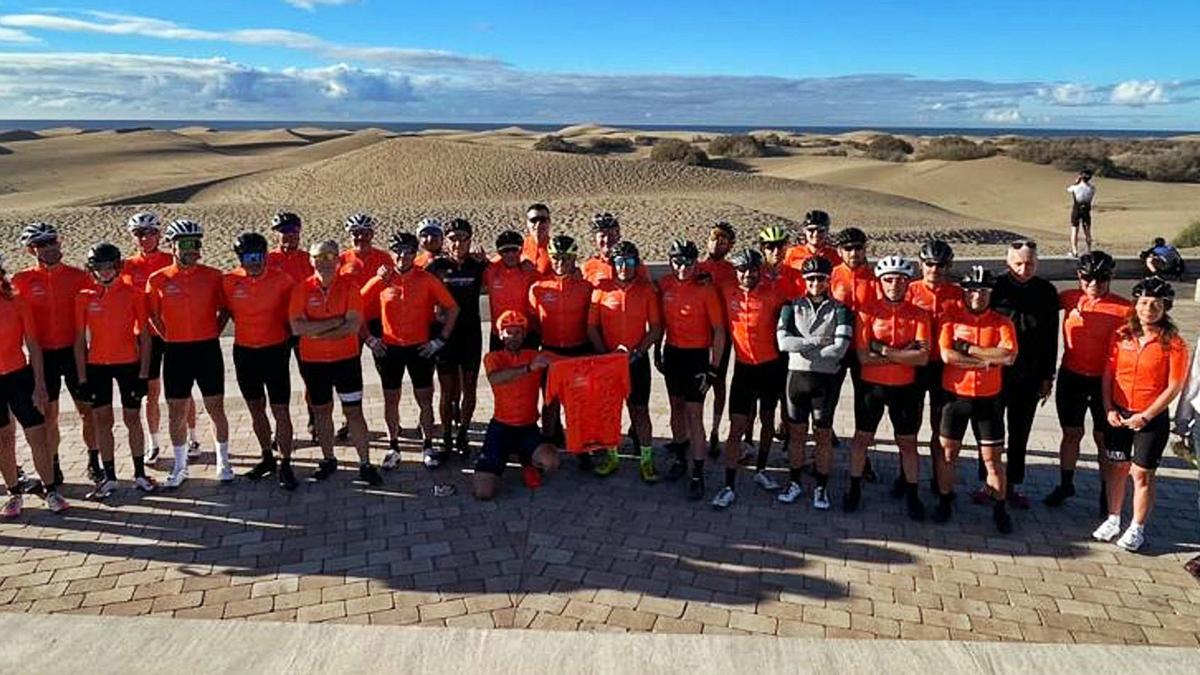 El grupo cicloturista de la Bike Academy Davide Cassani tras su última etapa con la tradicional foto de cada año con las dunas de Maspalomas de fondo. | | LP/DLP