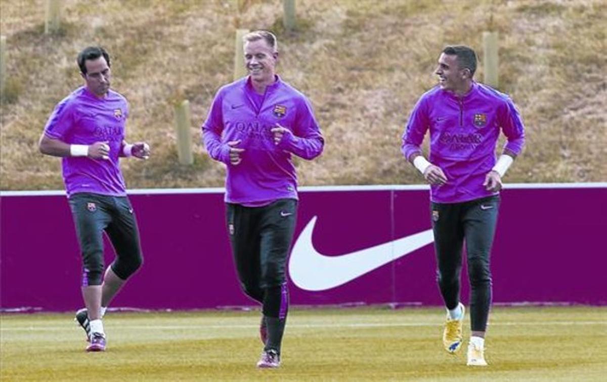 Bravo, Ter Stegen i Masip, en un entrenament en la concentració de l’equip a Anglaterra.