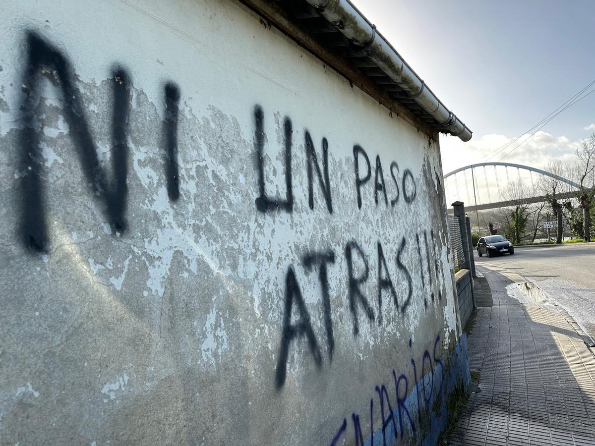 Pintadas en la carretera que lleva a la fábrica.