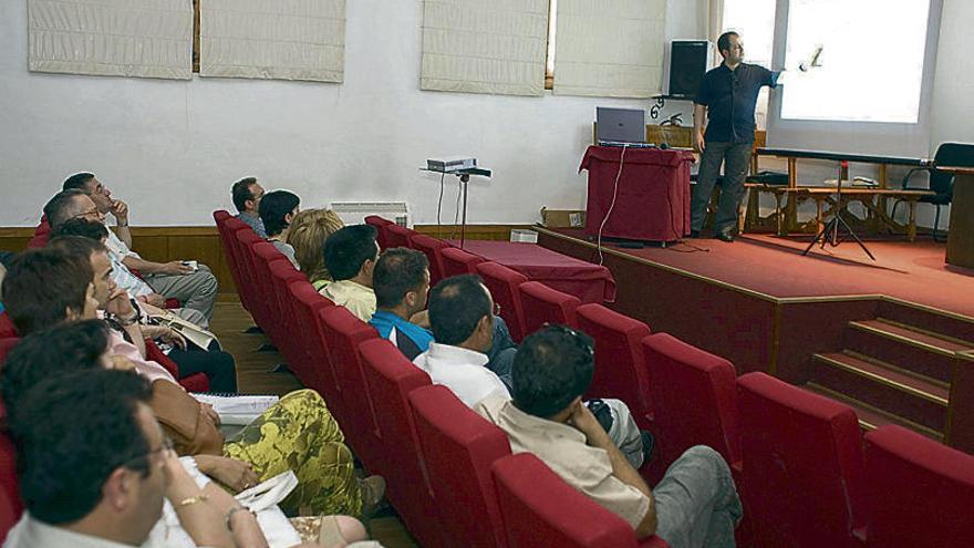 El exarquitecto municipal José Juan Barba explica el PGOU en 2008.