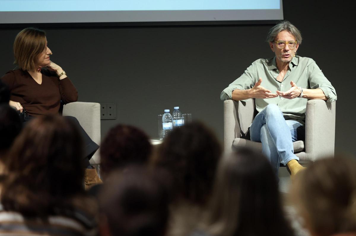 Irene Bascoy, subdirectora de FARO, y el escritor y periodista Juan Tallón, ayer, en el Club FARO