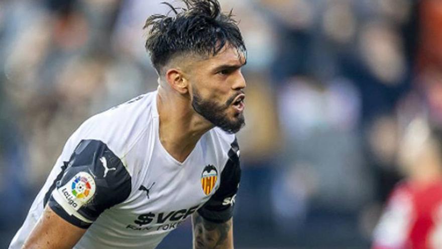 Omar Alderete celebra un gol con el Valencia