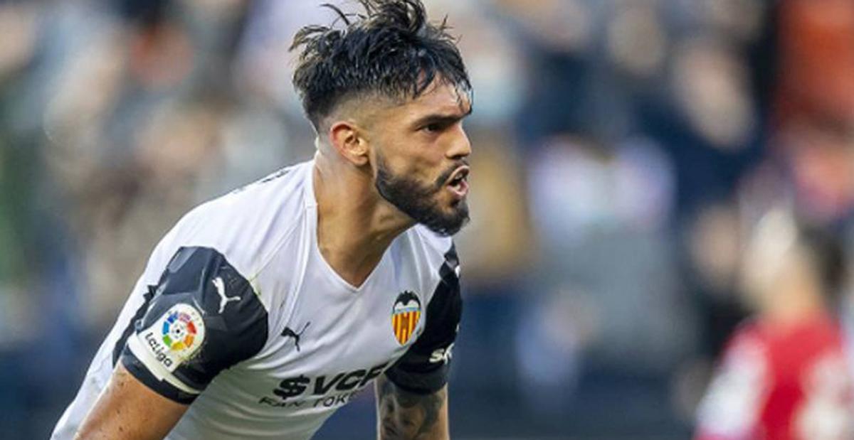 Omar Alderete celebra un gol con el Valencia