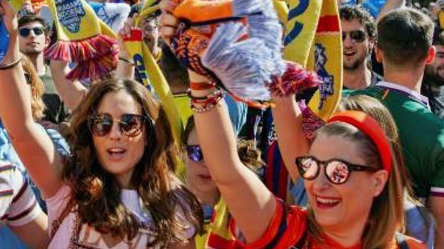 Varios seguidores, durante el pasacalles de los aficionados de los equipos participantes en la Copa del Rey de Málaga del año pasado. | LA OPINIÓN