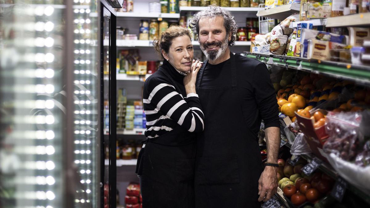 Manuel Ron Marcos y su esposa, Clara Isabel González, en su bar tienda de SanTirso de Abres