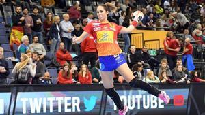 07/12/2017 Mireya GonzÃ¡lez lanza a porterÃ­a durante un partido con la selecciÃ³n espaÃ±ola de balonmano