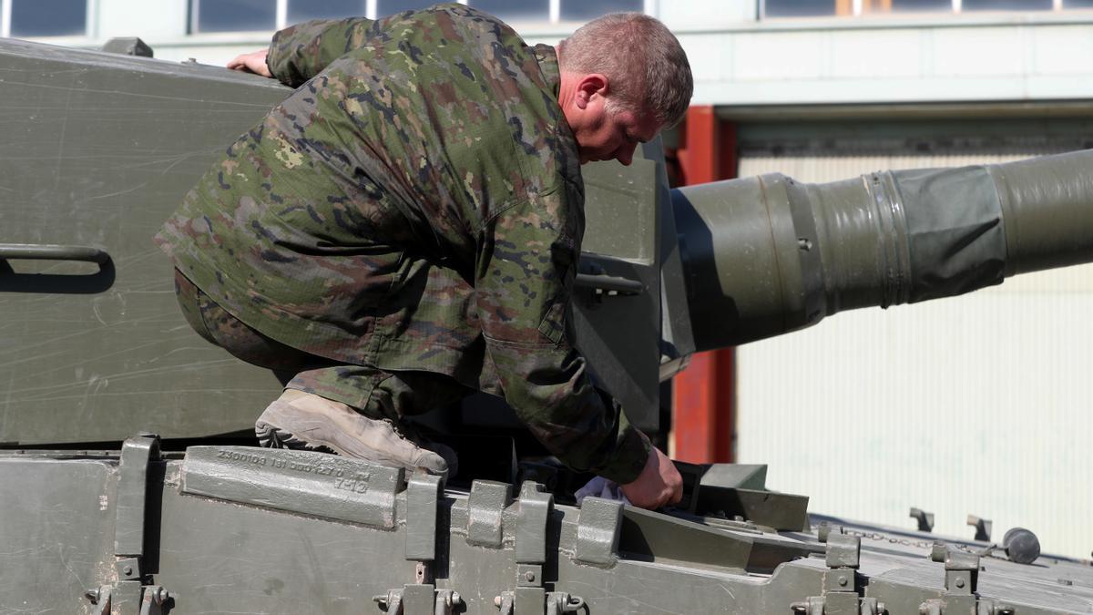 Militares ucranianos reciben formación sobre tanques Leopard en Zaragoza