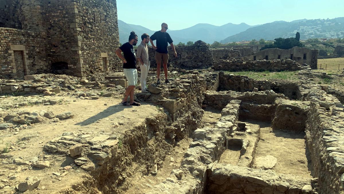 Els arqueòlegs a la zona de la Ciutadella de Roses on s&#039;ha excavat durant aquest 2022