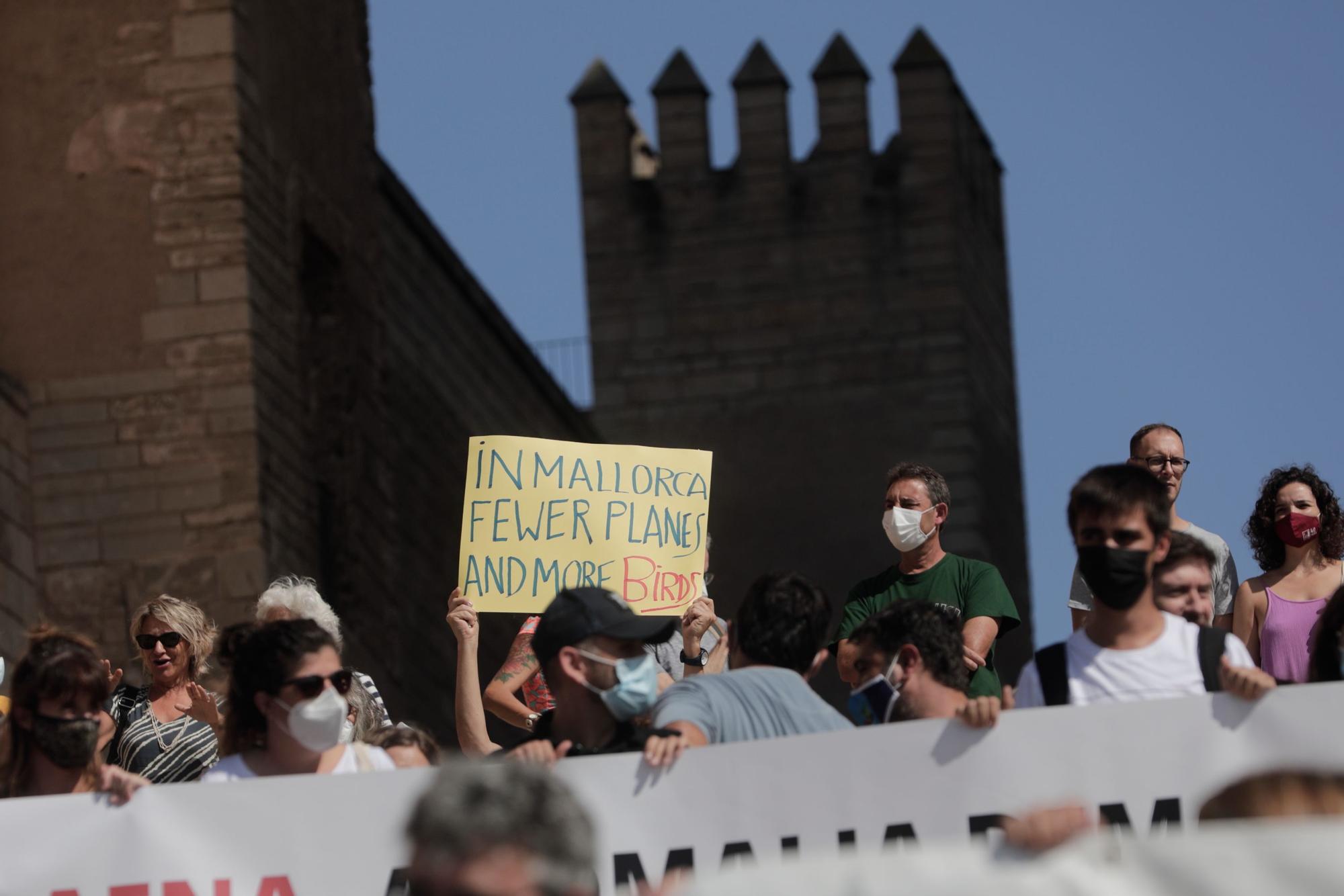 Medio millar de personas exigen que Govern, Consell y Cort rechacen la ampliación del aeropuerto