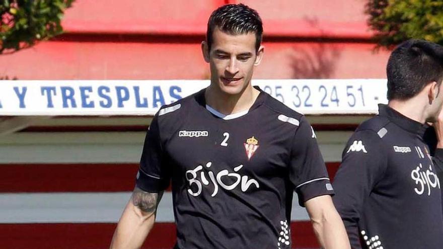 Luis Hernández controla el balón durante el entrenamiento de ayer.