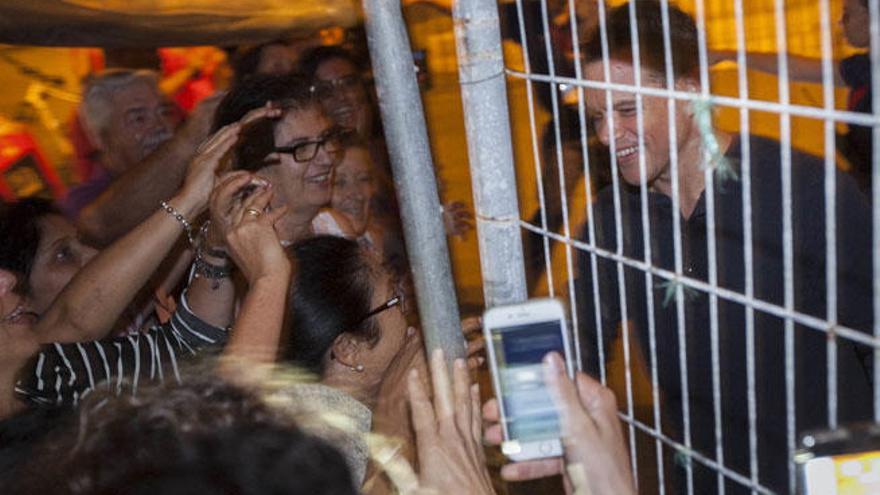 El actor Matt Damon saluda a los curiosos que se congregaron en la plaza de España.