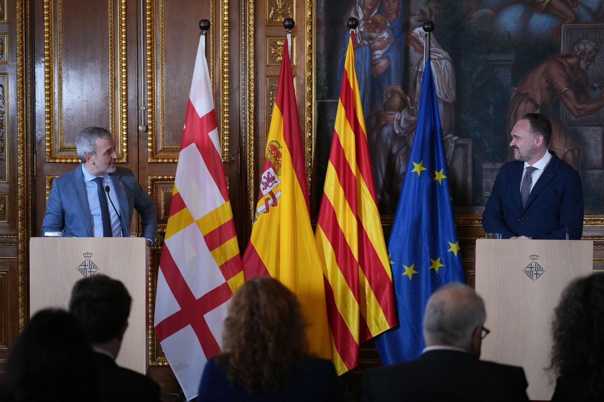 El alcalde de Barcelona, Jaume Collboni, y el comisario europeo de Vivienda, Dan Jorgensen, en rueda de prensa tras reunirse en el Ayuntamiento
