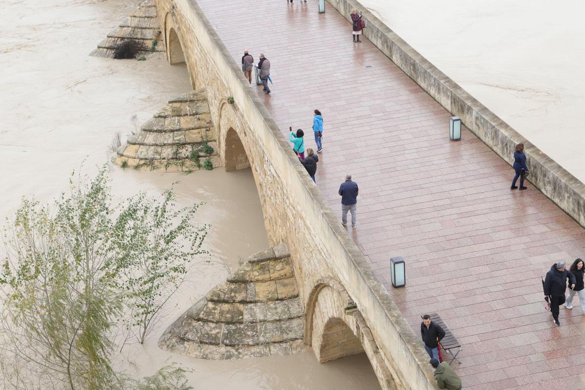 El río Guadalquivir supera los 5,5 metros a su paso por Córdoba