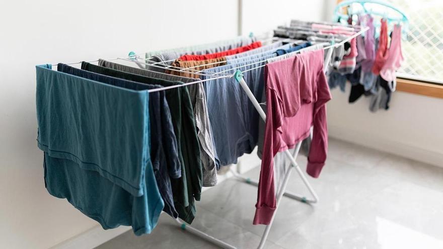 El mejor truco para tender la ropa en pisos pequeños