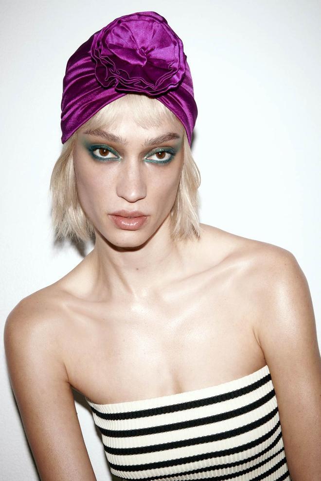 Turbante satinado con flor en relieve, de Zara