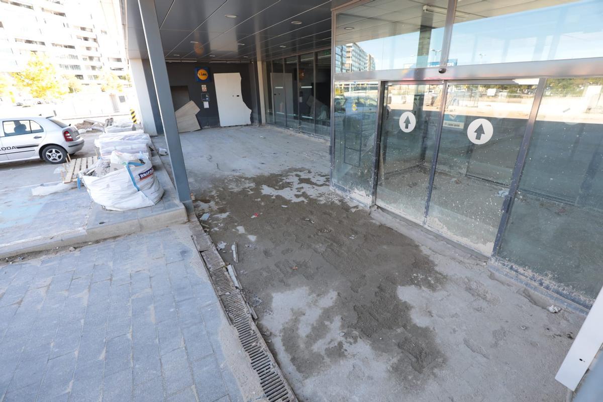 Estado de la entrada al supermercado, que quedó destrozado por la gran tormenta registrada el 6 de julio en Zaragoza.