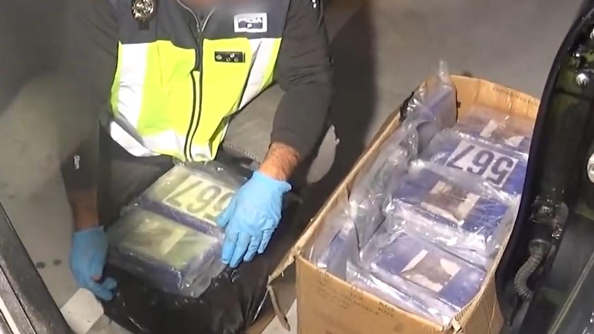 Los 40 paquetes con más de 45 kilos de cocaína incautados en Ourense a los presuntos traficantes.