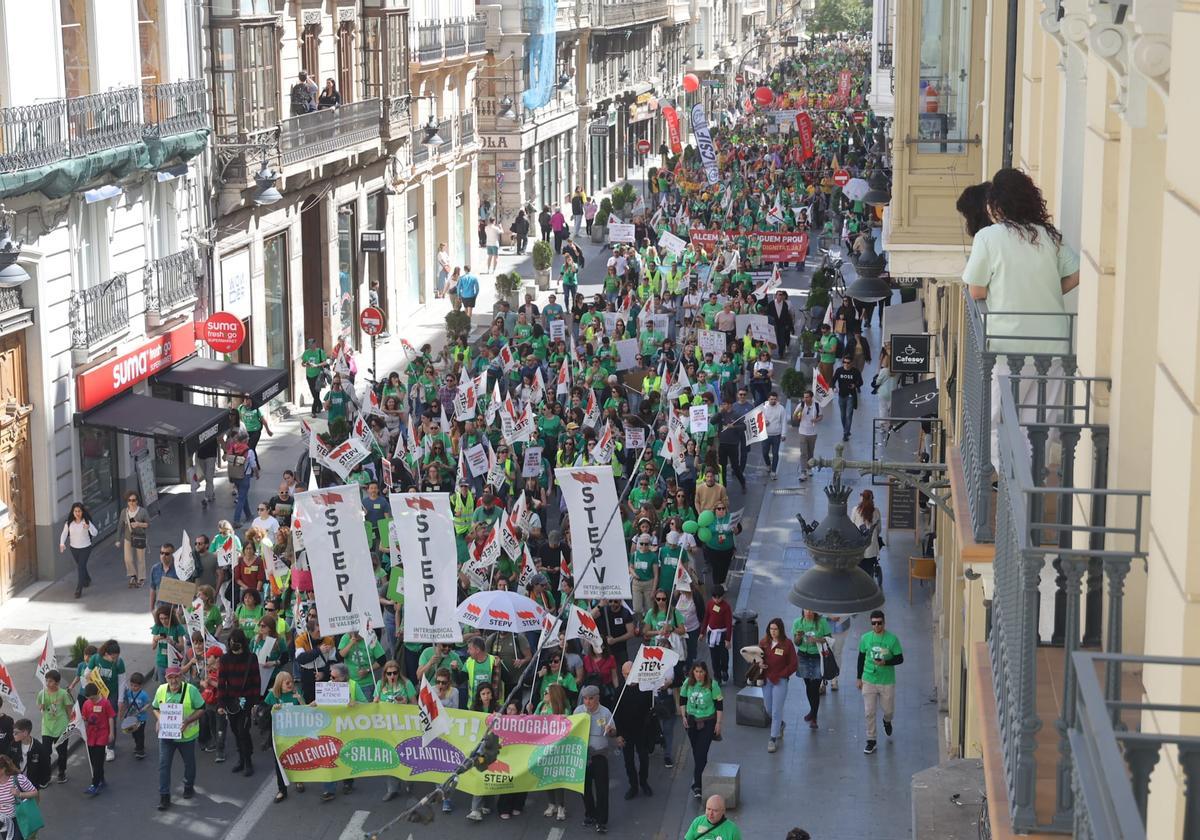 Vista aérea de la manifestación de profesores en València