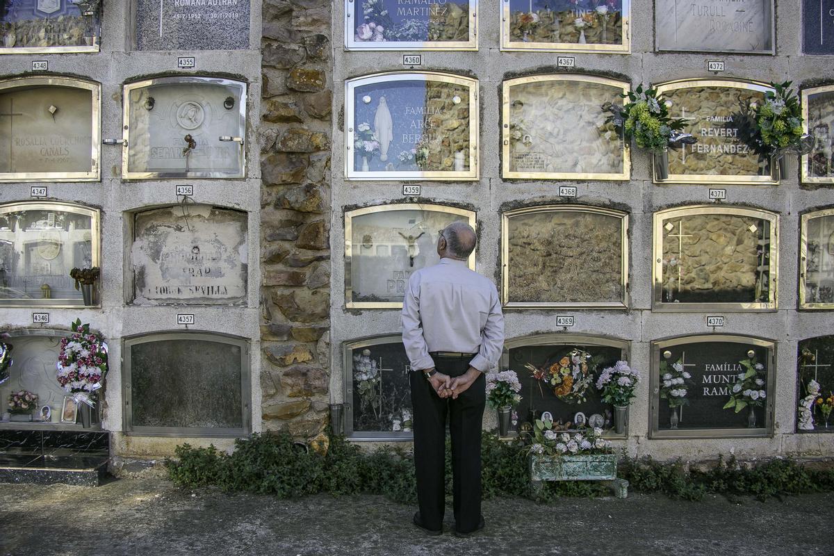 Nichos en un cementerio de Barcelona.