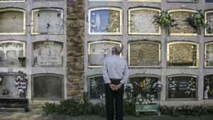 Nichos en un cementerio de Barcelona.