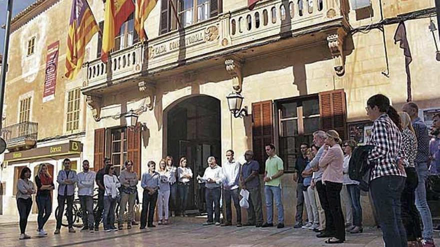 Minuto de silencio frente al ayuntamiento de Santanyí por las víctimas de la inundación de Sant Llorenç.