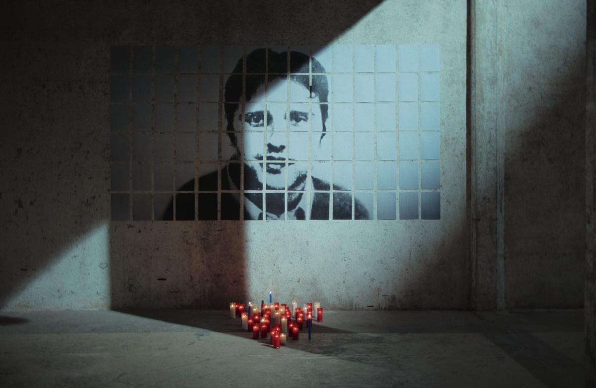 Velas ante la efigie
de Miguel Ángel
Blanco, en una
imagen del
documental.
 // Netflix