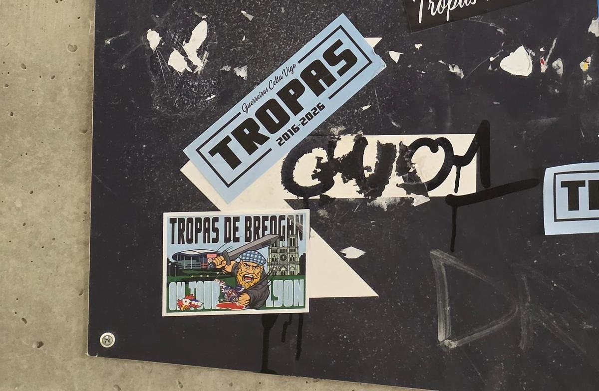 Pegatinas de Tropas de Breogán en Lyon, ayer.