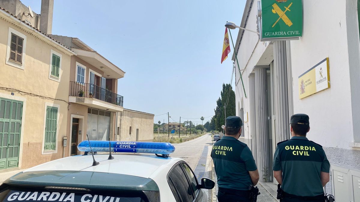Agentes de la Guardia Civil en el puesto de Santa Margalida.